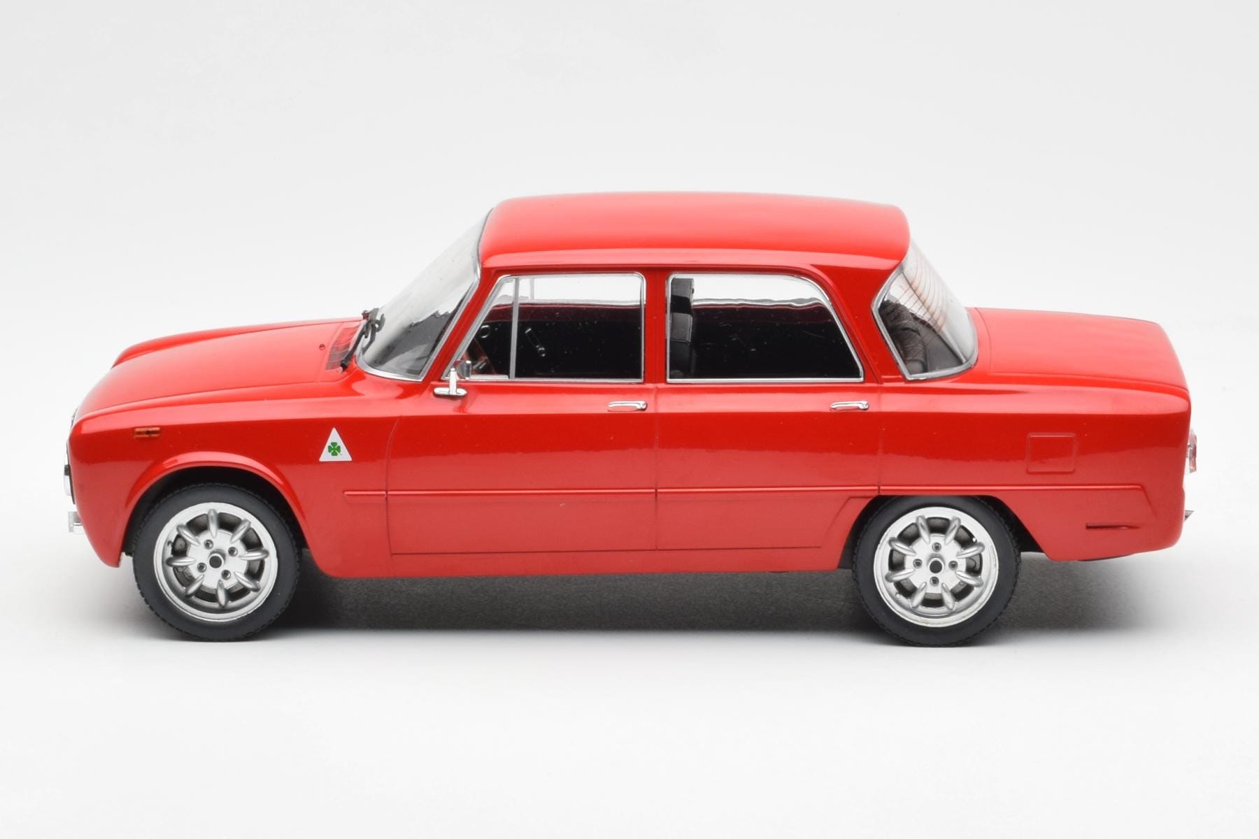 Alfa Romeo Giulia Nuova Super Czerwony Custom Wheels MCG 1:18 MCG18333 Metal — zdjęcie 3 z 6