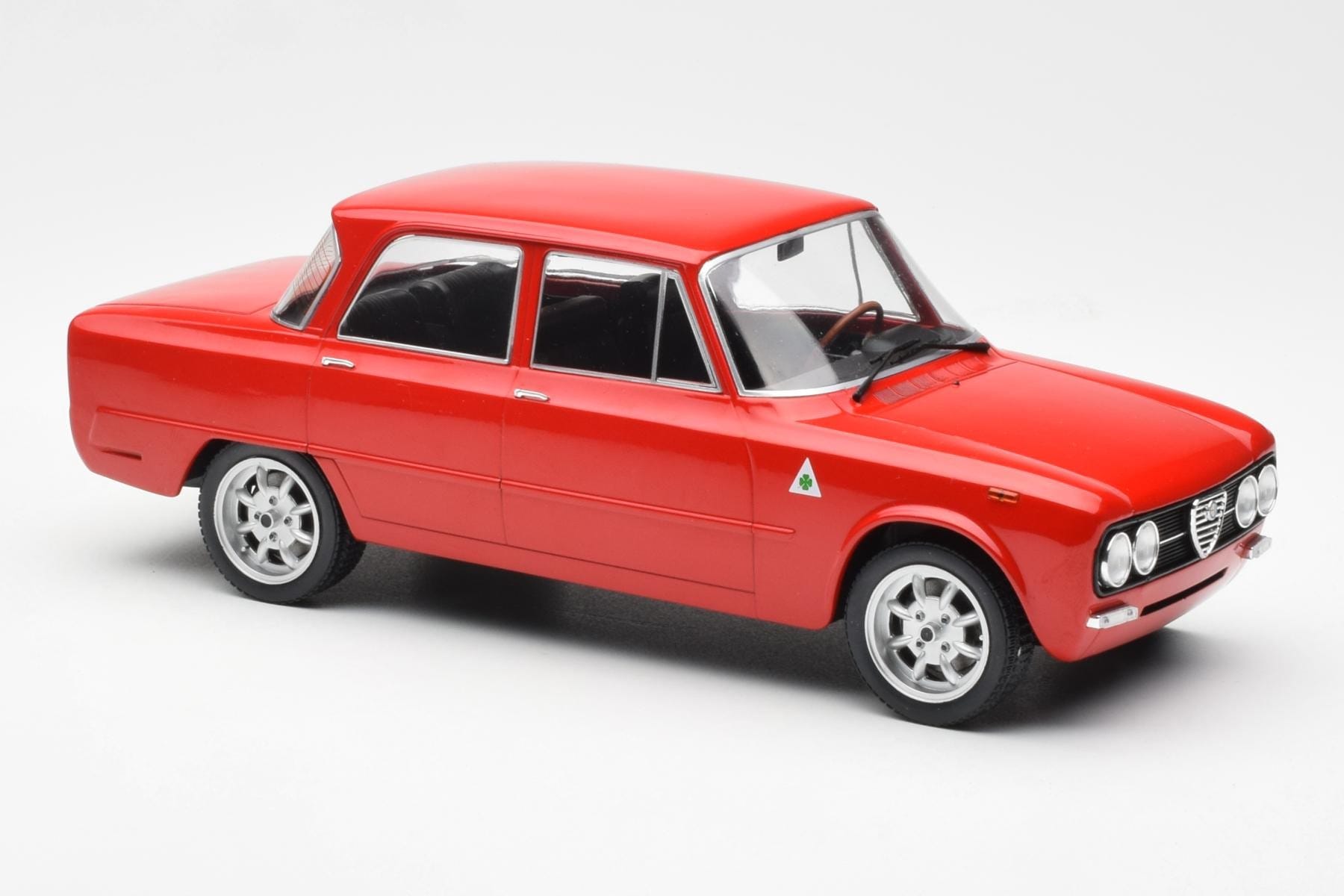 Alfa Romeo Giulia Nuova Super Czerwony Custom Wheels MCG 1:18 MCG18333 Metal — zdjęcie 4 z 6