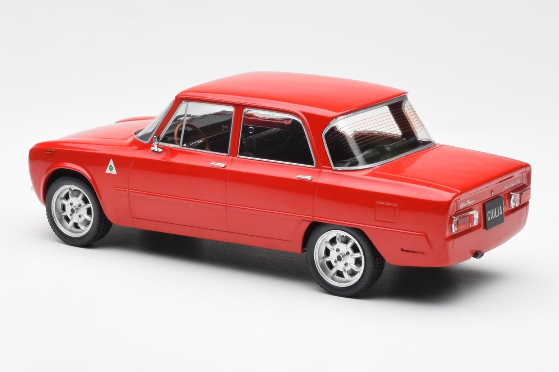 Alfa Romeo Giulia Nuova Super Czerwony Custom Wheels MCG 1:18 MCG18333 Metal — zdjęcie 5 z 6