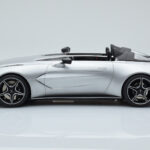Aston Martin V12 Speedster Srebrny GT Spirit 1:18 - image 3 of 6