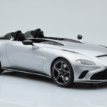 Aston Martin V12 Speedster Srebrny GT Spirit 1:18 - image 4 of 6