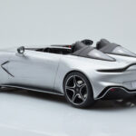 Aston Martin V12 Speedster Srebrny GT Spirit 1:18 - image 5 of 6