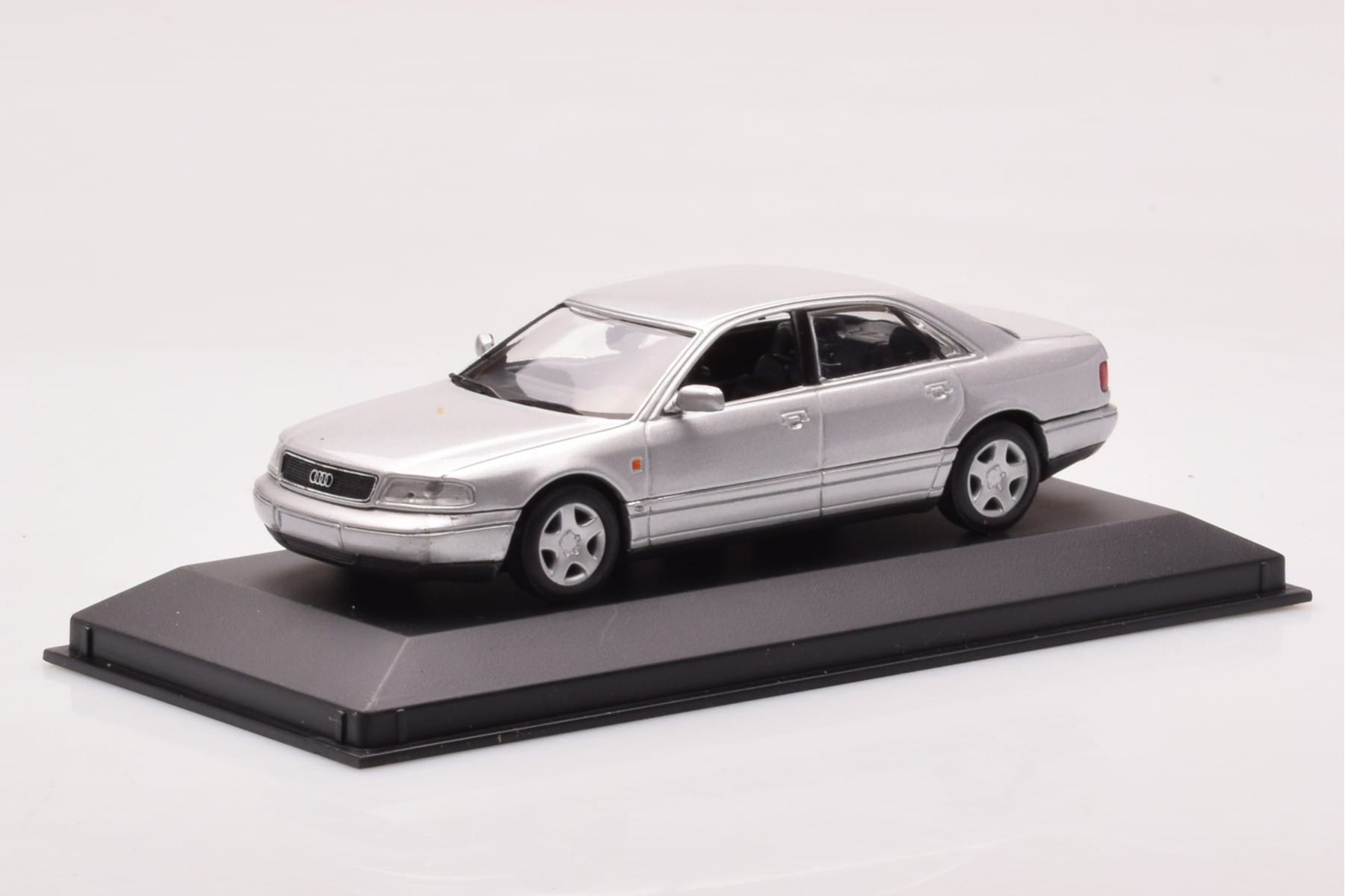 Audi A8 D2 Srebrny Minichamps 1:43 433013006 Metal — zdjęcie 2 z 4
