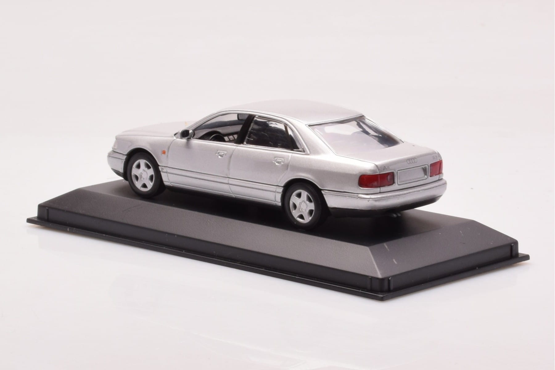 Audi A8 D2 Srebrny Minichamps 1:43 433013006 Metal — zdjęcie 3 z 4