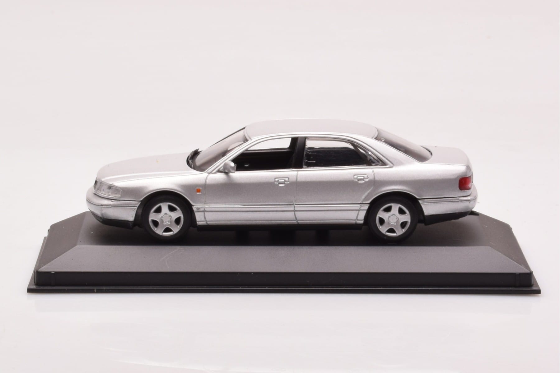 Audi A8 D2 Srebrny Minichamps 1:43 433013006 Metal