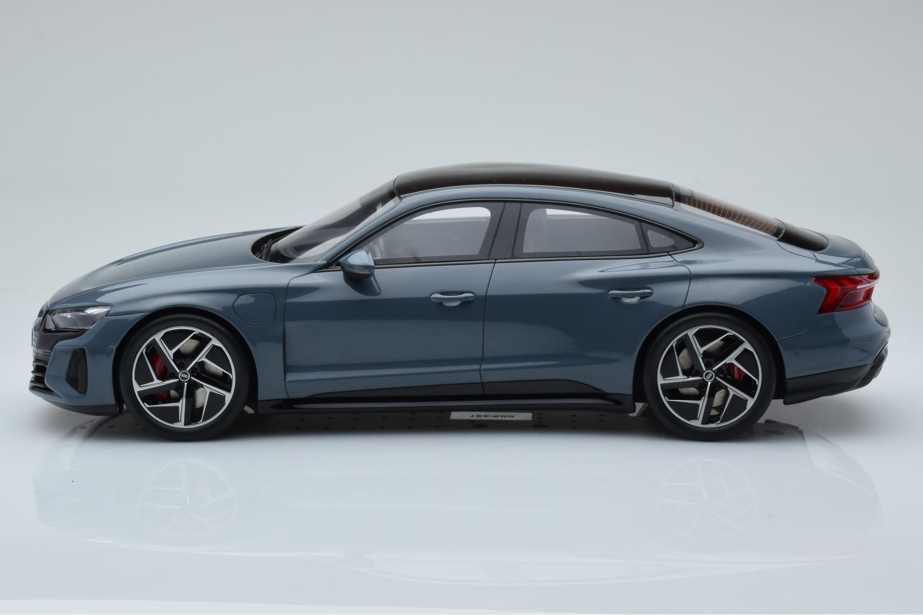Audi E-Tron GT Szary GT Spirit 1:18 GT393 Żywica — zdjęcie 3 z 6