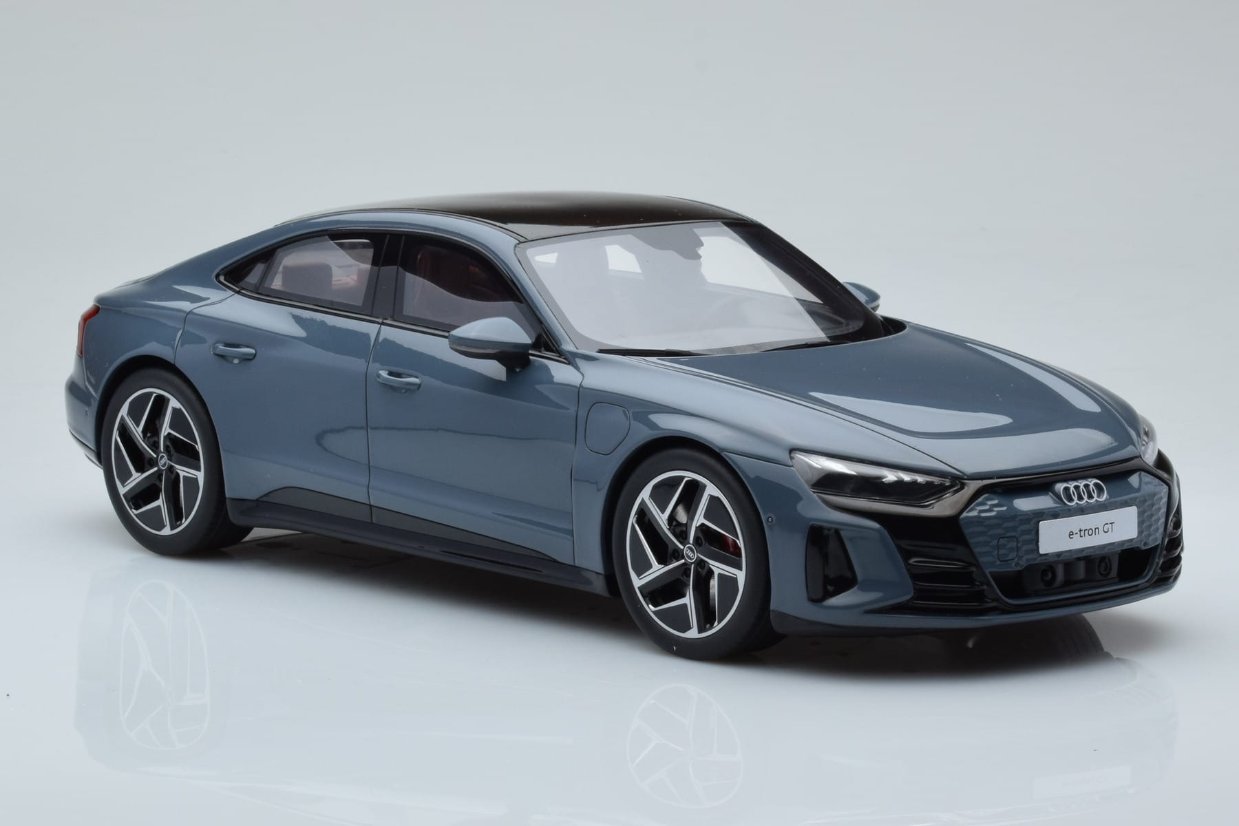 Audi E-Tron GT Szary GT Spirit 1:18 GT393 Żywica — zdjęcie 4 z 6
