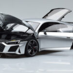 Audi R8 Performance Srebrny Kengfai 1:18 - image 2 of 10