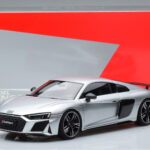 Audi R8 Performance Srebrny Kengfai 1:18 - image 10 of 10