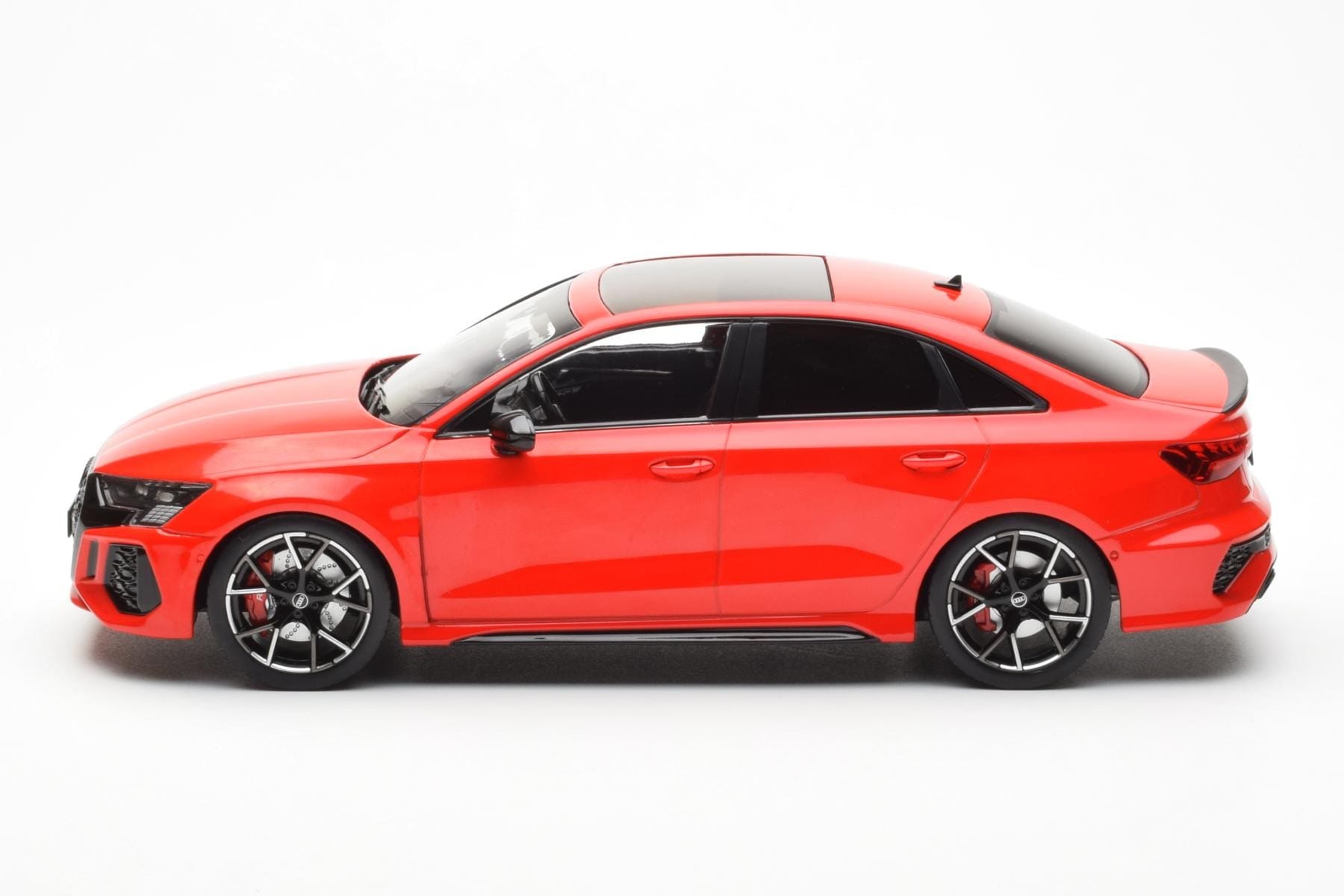 Audi RS3 8Y Sedan Czerwony MCG 1:18 MCG18451 Metal — zdjęcie 3 z 6