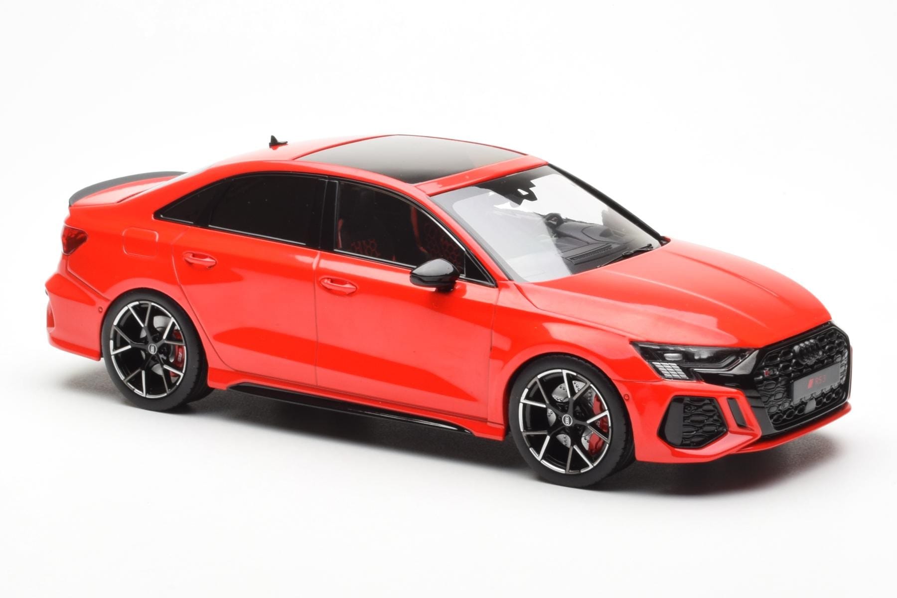 Audi RS3 8Y Sedan Czerwony MCG 1:18 MCG18451 Metal — zdjęcie 4 z 6