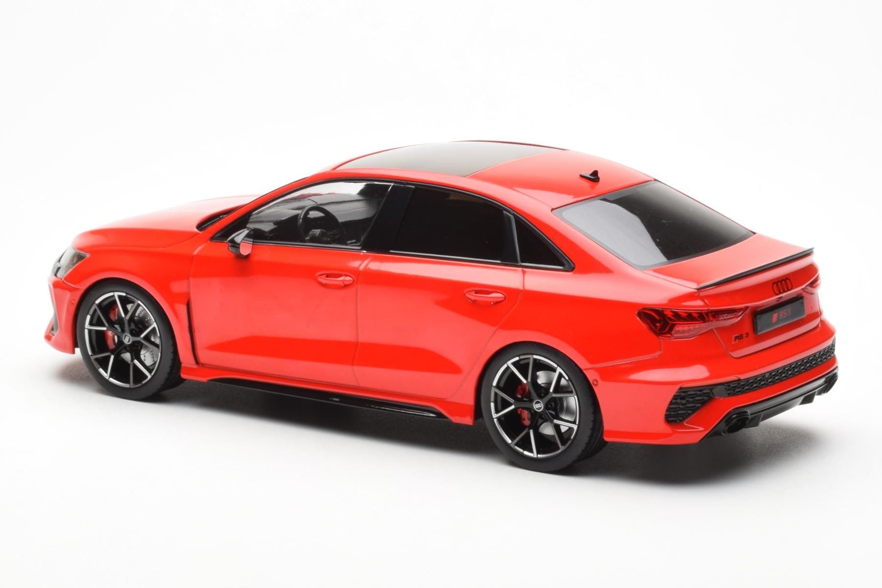 Audi RS3 8Y Sedan Czerwony MCG 1:18 MCG18451 Metal — zdjęcie 5 z 6
