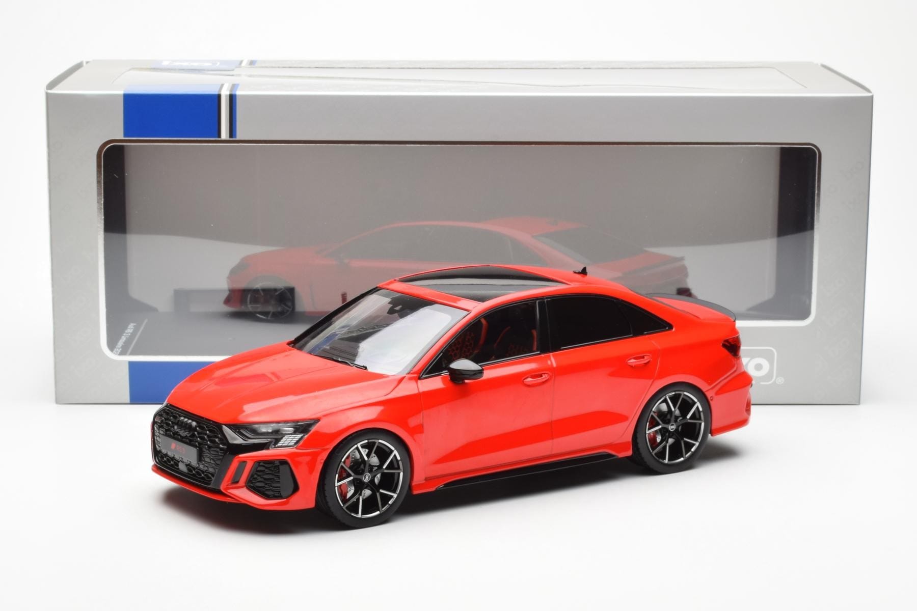 Audi RS3 8Y Sedan Czerwony MCG 1:18 MCG18451 Metal — zdjęcie 6 z 6