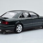 Audi S8 D2 Zielony Otto 1:18 - image 2 of 6