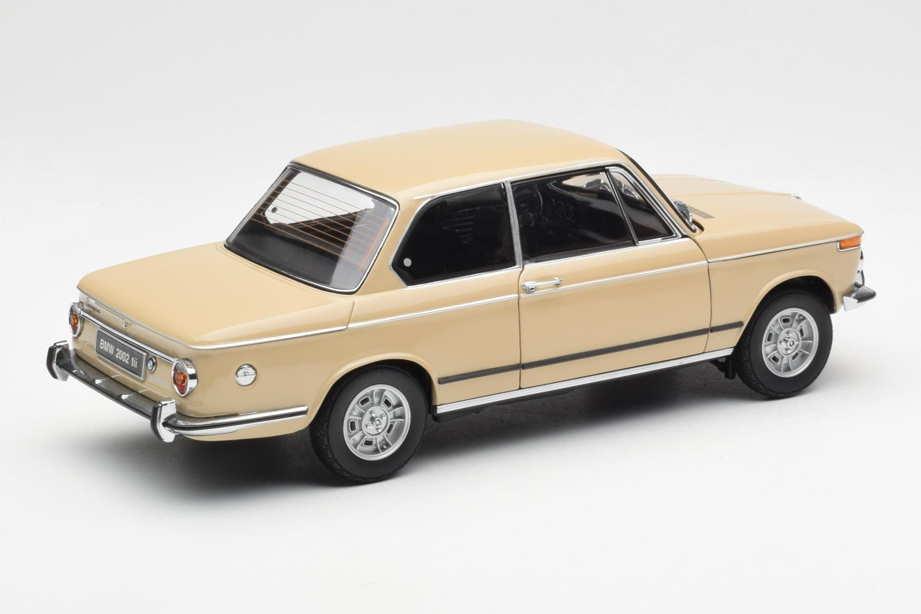 BMW 2002 Ti E10 Sahara Beżowy Kyosho 1:18 08541BG Metal — zdjęcie 3 z 8