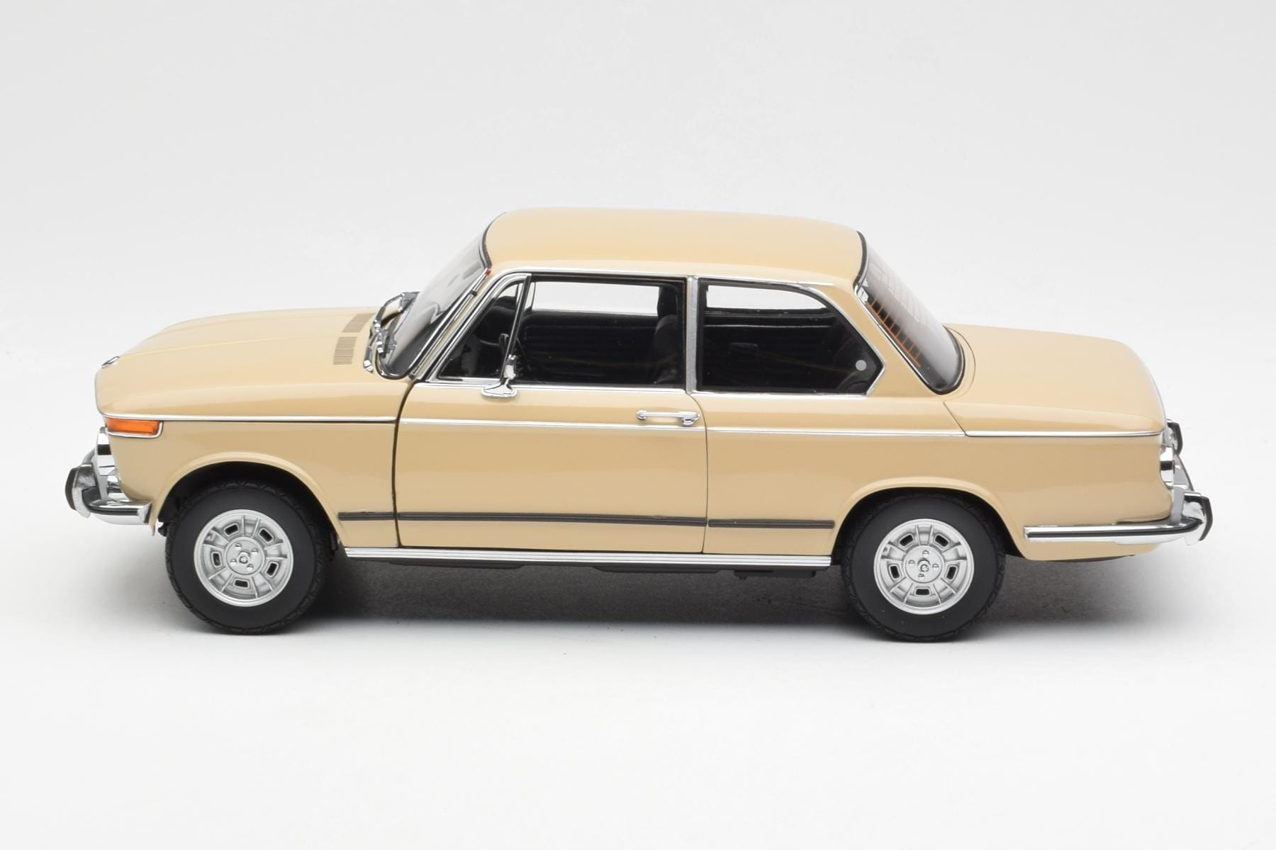 BMW 2002 Ti E10 Sahara Beżowy Kyosho 1:18 08541BG Metal — zdjęcie 4 z 8
