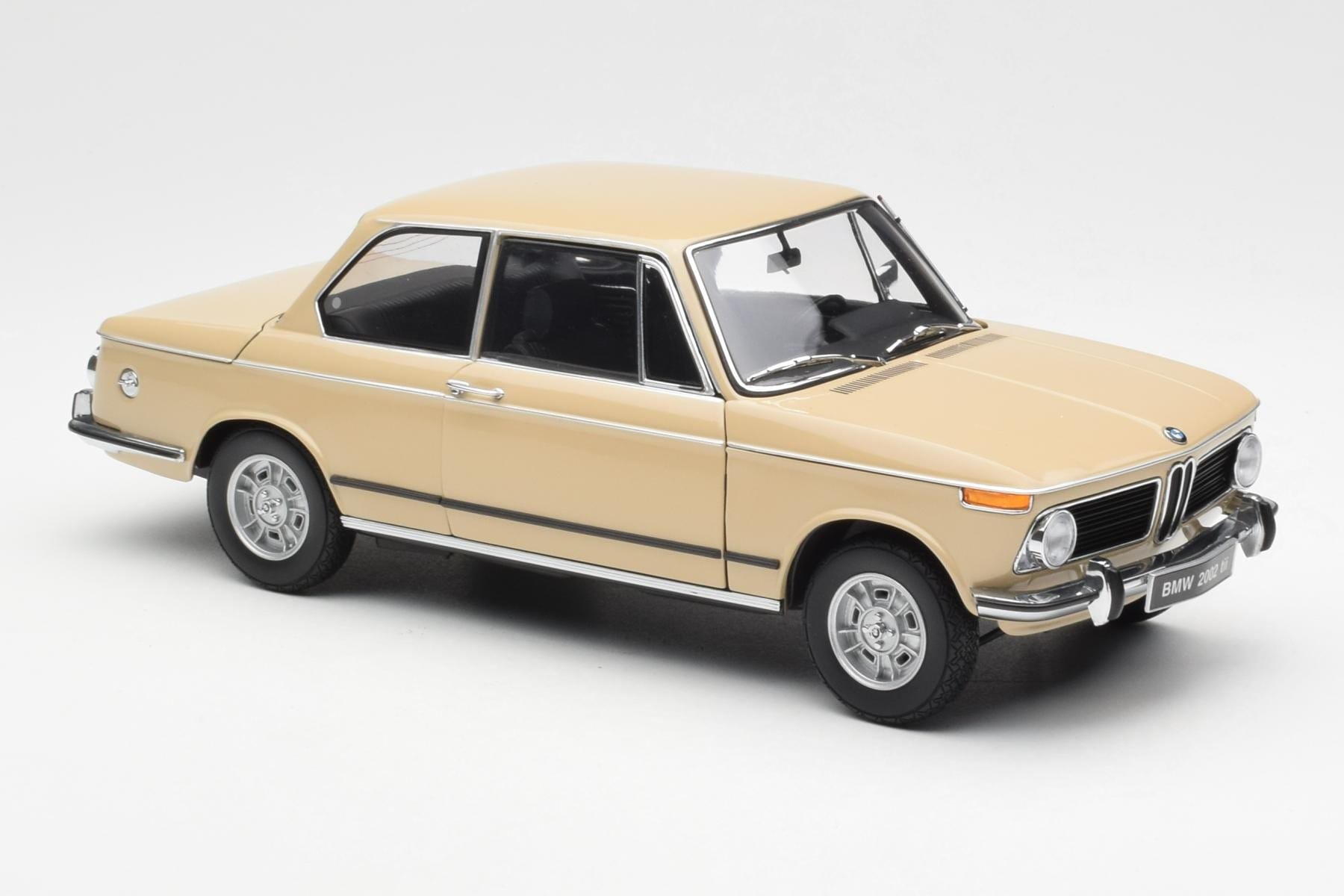 BMW 2002 Ti E10 Sahara Beżowy Kyosho 1:18 08541BG Metal — zdjęcie 6 z 8