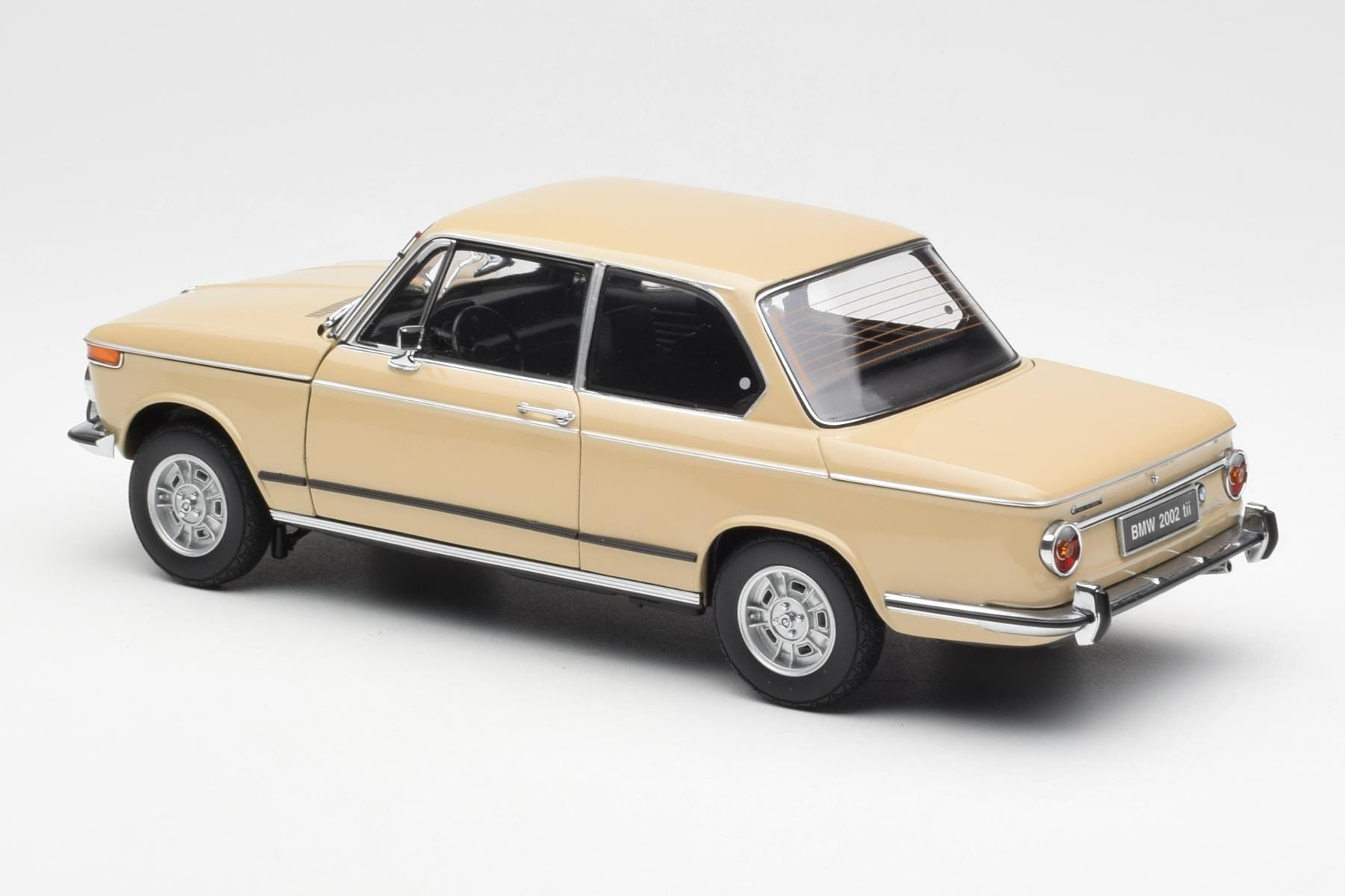 BMW 2002 Ti E10 Sahara Beżowy Kyosho 1:18 08541BG Metal — zdjęcie 7 z 8