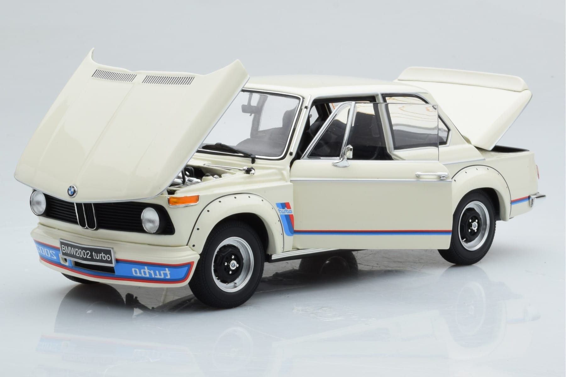 BMW 2002 Turbo Biały Kyosho 1:18 08544W Metal — zdjęcie 2 z 8