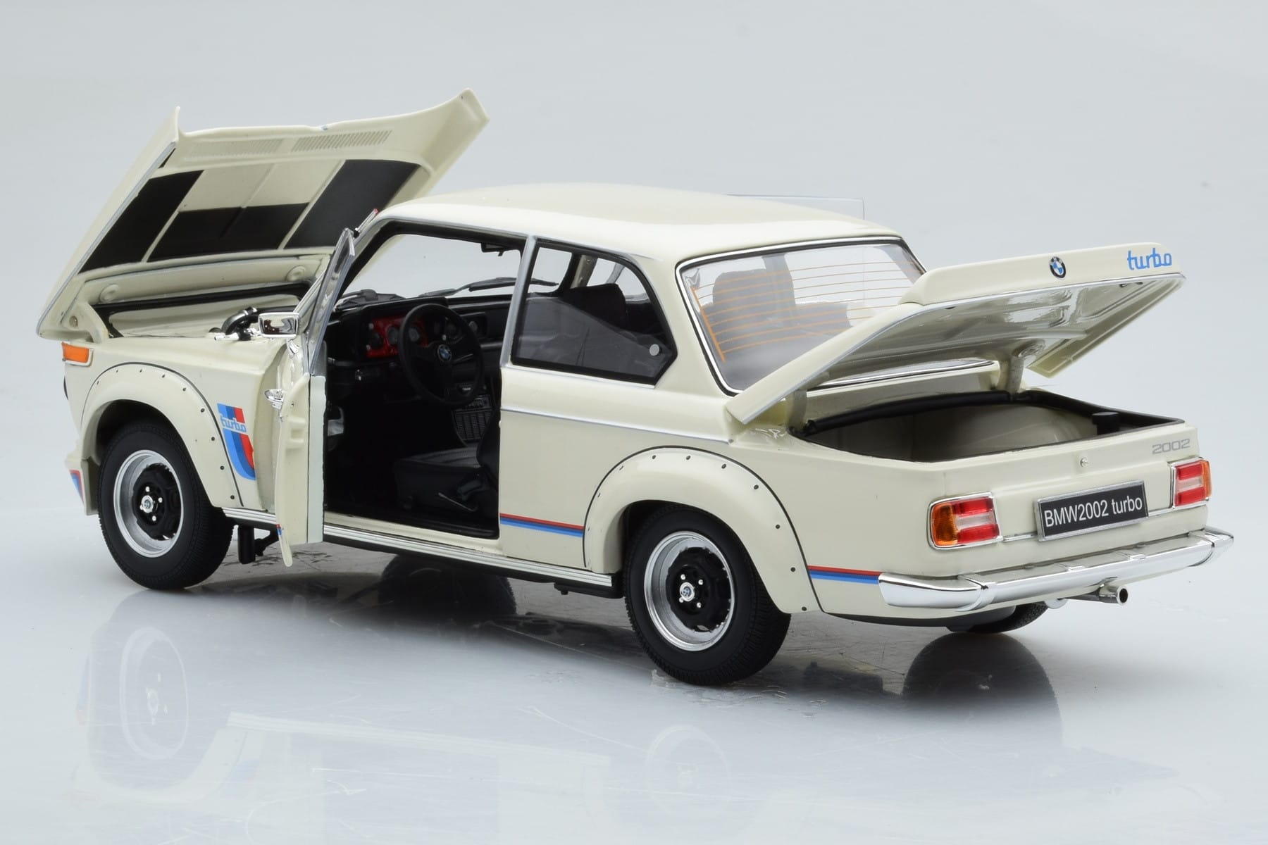 BMW 2002 Turbo Biały Kyosho 1:18 08544W Metal — zdjęcie 3 z 8