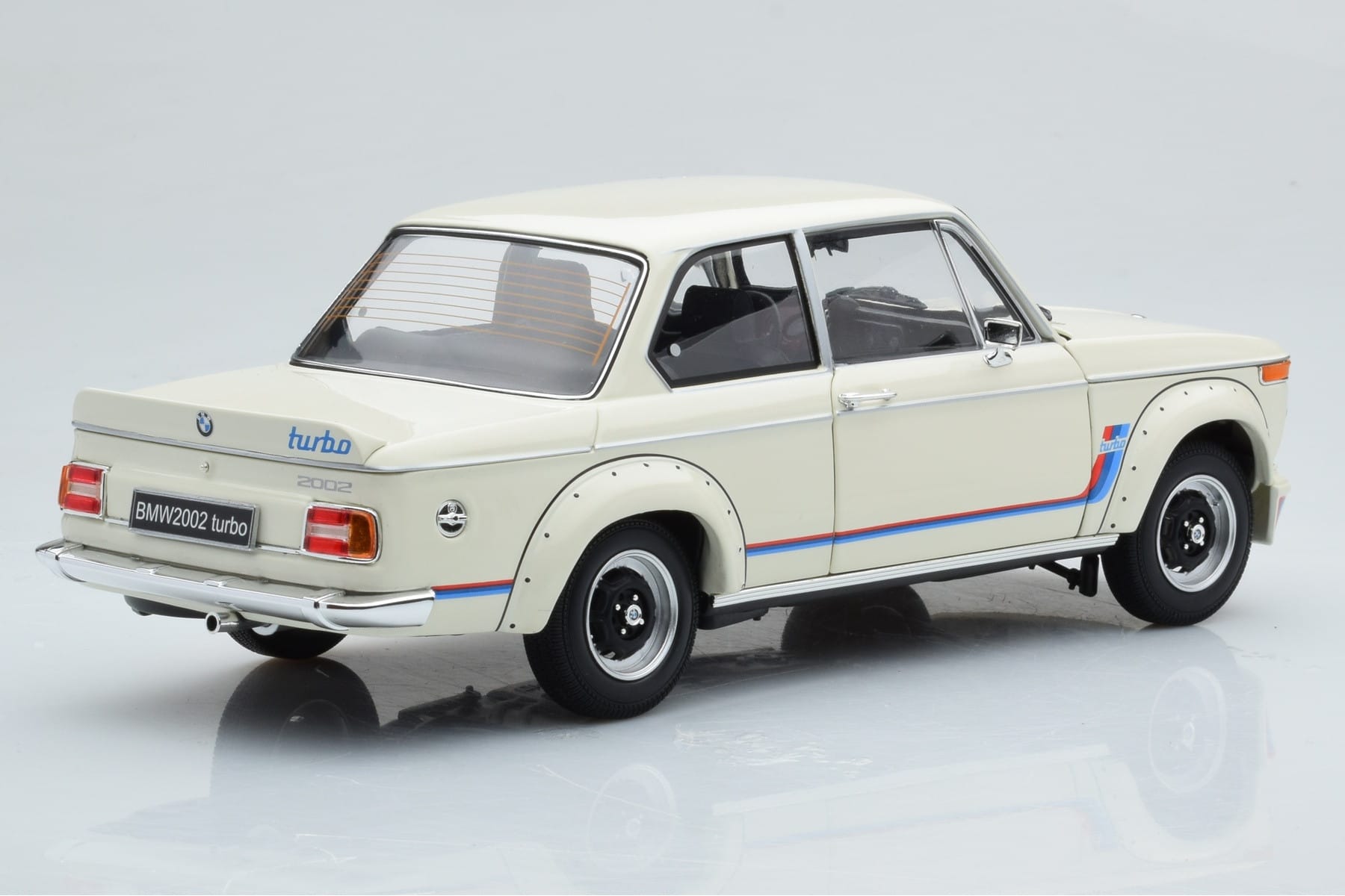 BMW 2002 Turbo Biały Kyosho 1:18 08544W Metal — zdjęcie 4 z 8