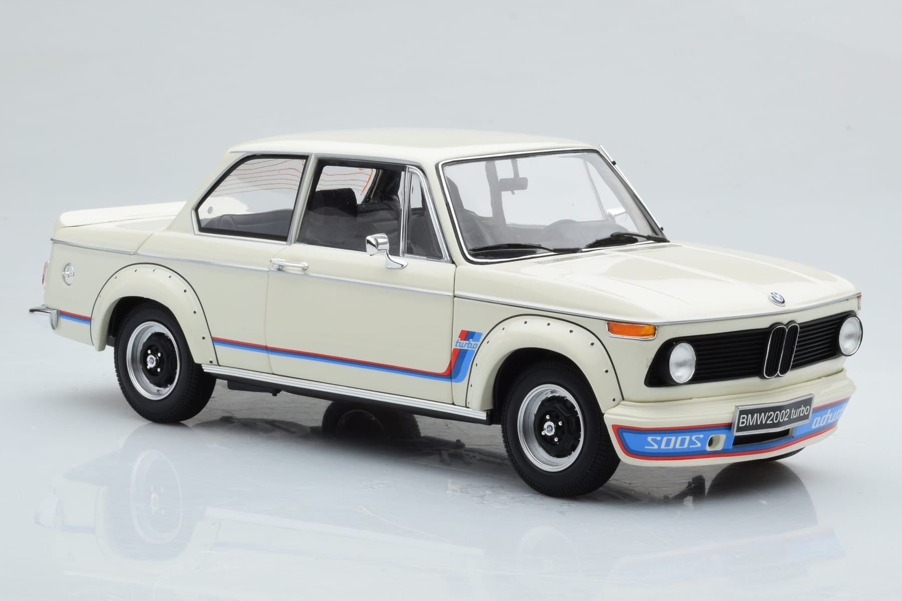 BMW 2002 Turbo Biały Kyosho 1:18 08544W Metal — zdjęcie 6 z 8