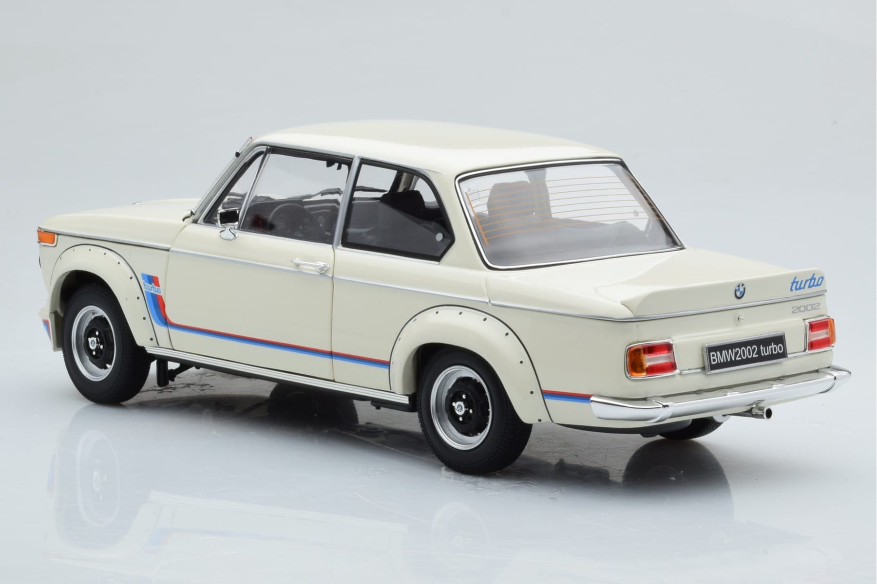 BMW 2002 Turbo Biały Kyosho 1:18 08544W Metal — zdjęcie 7 z 8