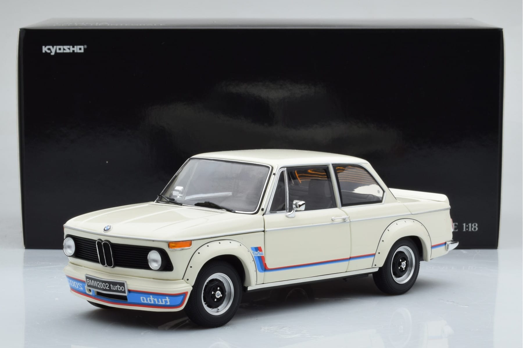 BMW 2002 Turbo Biały Kyosho 1:18 08544W Metal — zdjęcie 8 z 8