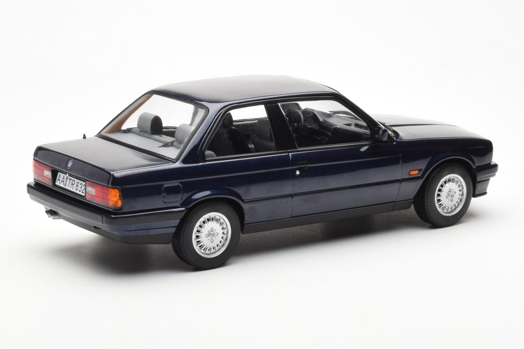 BMW 325i E30 Niebieski Metaliczny Norev 1:18 183201 Metal — zdjęcie 2 z 6