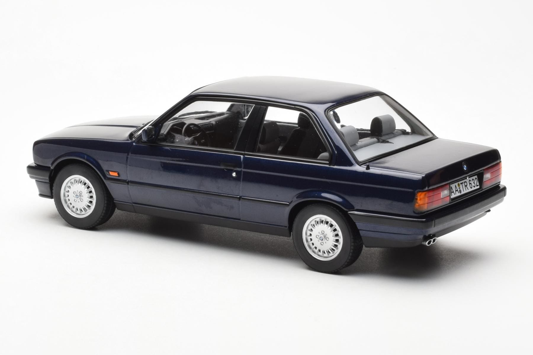 BMW 325i E30 Niebieski Metaliczny Norev 1:18 183201 Metal — zdjęcie 5 z 6