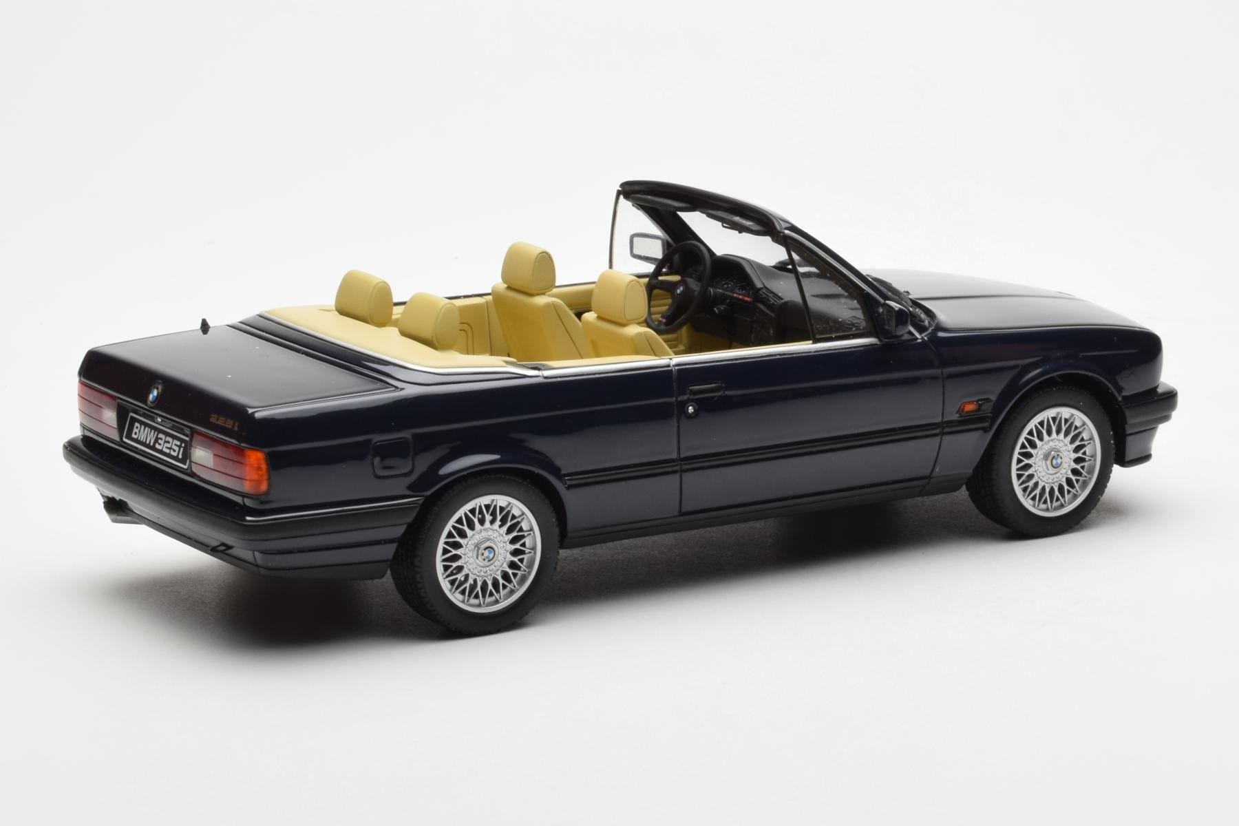 BMW 325i E30 Kabriolet Niebieski Otto 1:18 OT114 Żywica — zdjęcie 2 z 6