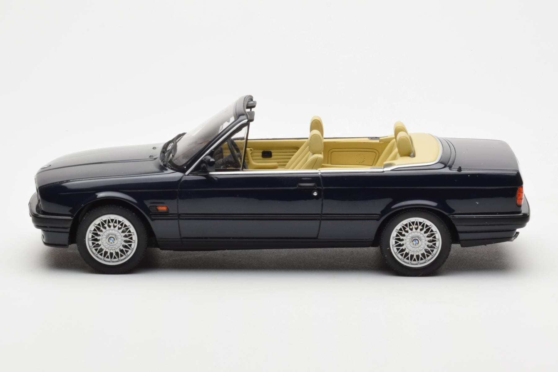 BMW 325i E30 Kabriolet Niebieski Otto 1:18 OT114 Żywica — zdjęcie 3 z 6