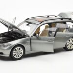 BMW 330i E91 Touring Szary Metallic Kyosho 1:18 - image 2 of 8