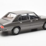 BMW 520i E28 Szary MCG 1:18 - image 2 of 6