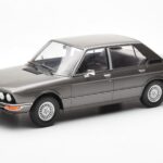 BMW 520i E28 Szary MCG 1:18