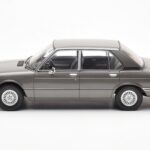 BMW 520i E28 Szary MCG 1:18 - image 3 of 6