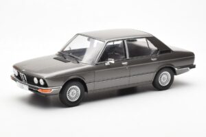BMW 520i E28 Szary MCG 1:18 MCG18121
