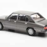 BMW 520i E28 Szary MCG 1:18 - image 5 of 6