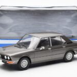 BMW 520i E28 Szary MCG 1:18 - image 6 of 6