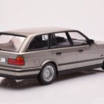 BMW 530i E34 Touring Szary Metaliczny MCG 1:18 - image 2 of 6