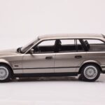 BMW 530i E34 Touring Szary Metaliczny MCG 1:18 - image 3 of 6