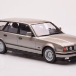 BMW 530i E34 Touring Szary Metaliczny MCG 1:18 - image 4 of 6