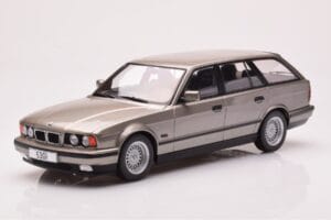 BMW 530i E34 Touring Szary Metaliczny MCG 1:18 MCG18330