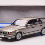 BMW 530i E34 Touring Szary Metaliczny MCG 1:18 - image 6 of 6