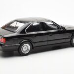 BMW 540i E34 Czarny Metallic MCG 1:18 - image 2 of 6
