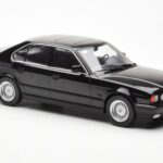 BMW 540i E34 Czarny Metallic MCG 1:18 - image 4 of 6