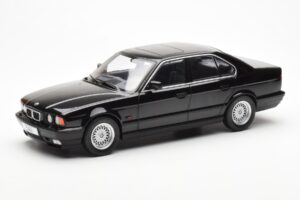 BMW 540i E34 Czarny Metallic MCG 1:18 MCG18157