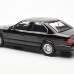 BMW 540i E34 Czarny Metallic MCG 1:18 - image 5 of 6