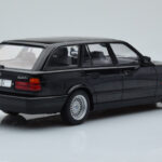 BMW 540i E34 Touring Czarny Metaliczny MCG 1:18 - image 2 of 6