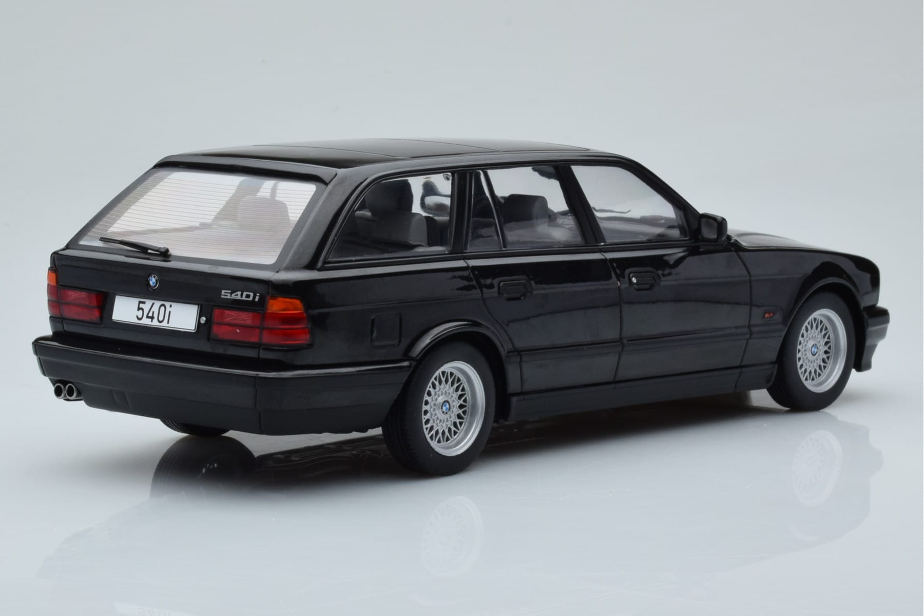 BMW 540i E34 Touring Czarny Metaliczny MCG 1:18 MCG18329 Metal — zdjęcie 2 z 6